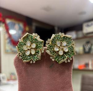 Impresionantes Pendientes de Alta Calidad Chapados en Oro con Diseño Moderno y Pedrería Kundan, Colección para Bodas y Fiestas para Mujeres y Niñas - Product Image 1