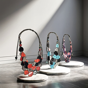 สร้อยคอทรงหยดน้ำทำมือจากแทกัว ประดับด้วยลูกปัดจากพืชสีงาช้าง โทนสีโดดเด่น เป็นเครื่องประดับแฟชั่นรักษ์โลก - Product Image 1