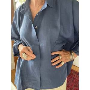 Camisa Oversize de Lino Azul Paloma Oscuro - Estilo Casual Occidental Bordado, Talla Única, Ajuste Holgado para Primavera, Verano y Otoño (Tallas XS-XL) - Product Image 2