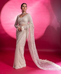 Ressemblez à une diva de Bollywood dans nos saris georgette décontractés avec détails à volants broderie pierre travail saree prix de gros - Product Image 1