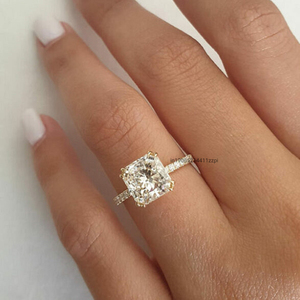 Bague Solitaire Moissanite de 2.75 Carats Dreamy Radiant Cut avec pierre carrée scintillante et bande demi-éternité Double griffe - Product Image 3