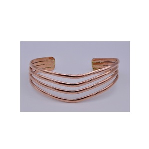 Bracelets en laiton de haute qualité bijoux de mode large grand bracelet manchette doré et utilisation à la main au meilleur prix - Product Image 1