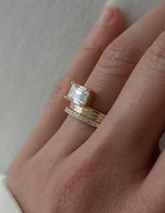 Anillo de Compromiso con Diamante Corte Esmeralda en Oro Sólido de 18K con Engaste de Garras, Joyería Fina Geométrica Clásica para Mujer - Product Image 4