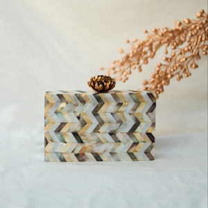 Pochette de luxe indienne faite à la main en résine, texture marbrée brillante en spirale, pour les fêtes et les célébrations - Product Image 1