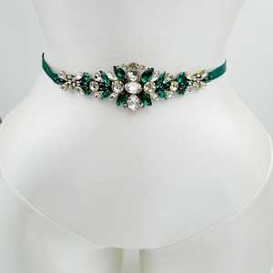 Cinturón de Novia Ajustable con Pedrería Esmeralda Bridella BS128GKL para Bodas, Bailes de Graduación y Eventos Formales - Product Image 5