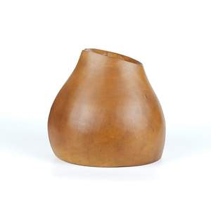 Vase décoratif en bois artisanal, design incurvé lisse, finition naturelle, idéal pour la décoration intérieure moderne et rustique. - Product Image 3