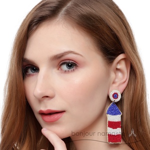 Orecchini patriottici 4 ° di July orecchini pendenti rossi bianchi blu fatti a mano con perline | Gioielli di moda festivi all'ingrosso USA - Product Image 1
