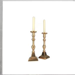 Bougeoir en métal vintage intemporel avec fini antique gracieux pour la décoration intérieure haut de gamme et la configuration de l'ambiance de mariage - Product Image 2