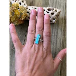 Anillo con Bisel Hecho a Mano por Navajos con Turquesa Kingman y Plata de Ley, Chapado en Oro Rosa de 18K, Talla 6, Marca Privada Licenciada 'IS' - Product Image 2