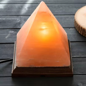 Belle lampe à sel naturelle en forme de cœur Base en bois à glissière lisse Décoration de la maison Triangle Pyramide Forme Sac de traitement raffiné - Product Image 1