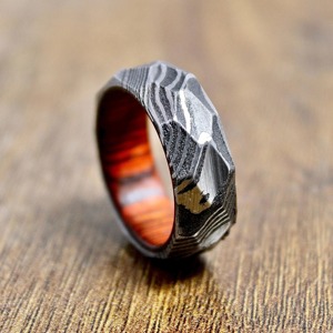 Anillo martillado de roca de acero de Damasco, regalo de anillo de acero de Damasco torcido para su compromiso y su anillo de bodas. - Product Image 4