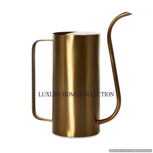 Arrosoir en métal écologique et durable avec une finition dorée polie résistante aux intempéries pour un entretien des plantes durable - Product Image 4