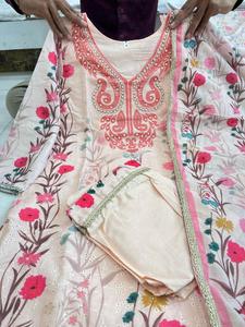 Vêtements pour femmes indiennes lin coton impression numérique et broderie à la main avec Moti travail Kurti avec pantalon avec robe d'été Dupatta - Product Image 3