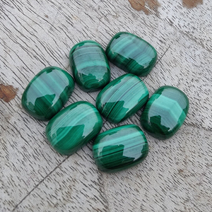 หินอัญมณีทรงหลวมมาลาไคต์ธรรมชาติสีเขียวทรงเบาะทรงสี่เหลี่ยมขัดเงาด้านหลังเรียบมีทุกขนาด - Product Image 3
