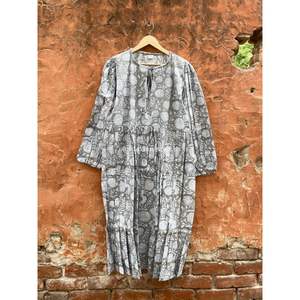 Robe d'été en coton bohème pour femmes Maxi Wrap Tunique à encolure asymétrique avec décoration en dentelle pour vêtements de plage - Product Image 5