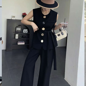<span class=keywords><strong>Ensemble</strong></span> deux pièces sans manches pour <span class=keywords><strong>femme</strong></span>, personnalisé par le fabricant - Tissu de costume, détails perlés, gilet et pantalon chics avec doublure - Product Image 1