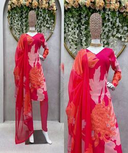 Traje Anarkali de terciopelo de felpa para uso diario con gota Patti Work y bordes Dupatta para un cómodo bordado de lujo y plisado - Product Image 5