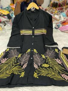 Conjunto de tela de rayón de colección de ropa moderna de nuevo diseñador de excelente calidad con fabricante de trabajo de bordado de Surat - Product Image 6