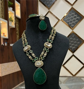 Juego de Collar y Aretes de Lujo en Latón Chapado en Oro con Moissanita y Kundan, para Mujer, Regalo Tradicional para Boda, Compromiso o Fiesta - Product Image 1