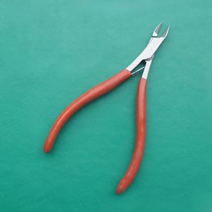 Excelente calidad de pinza para cutículas con instrumentos de belleza de inmersión roja Ce Acero inoxidable alemán de alta calidad - Product Image 5