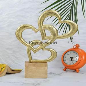 Sculpture en métal en aluminium en forme de coeur fantaisie pour décorations de table d'hôtel et de restaurant avec motif de nature morte fini or - Product Image 1