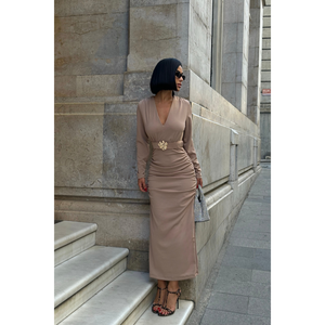 Robe de cocktail beige à col en V et manches longues avec détail d'accessoire à la taille - Product Image 4
