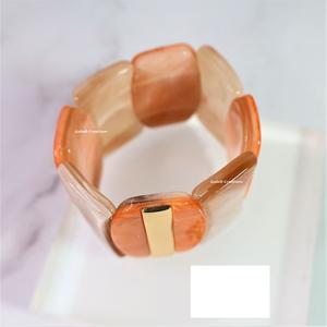 Bracelet large extensible en perles de résine faites à la main avec incrustation en laiton | Bijoux de manchette de mode de style bohème pour femmes - Product Image 2