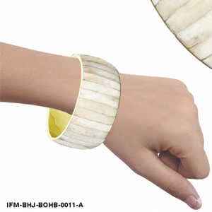 Brazalete Artesanal de Hueso Natural y Latón con Incrustaciones de Cuerno a Rayas Anchas, Brazalete de Diseño Bohemio Chic, Joyería Apilable - Product Image 4