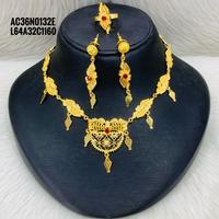 Nouveau design, collier classique en laiton plaqué or avec pendentif boîte à fleurs pour femme