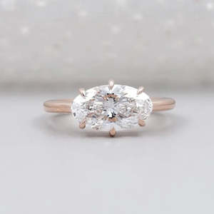 Anillo de Compromiso con Diamante Cultivado en Laboratorio East West, Corte Ovalado con Solitario de 6 Puntas, Certificado IGI - Product Image 1