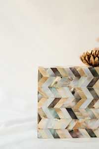 Pochette de luxe indienne faite à la main en résine, texture marbrée brillante en spirale, pour les fêtes et les célébrations - Product Image 2