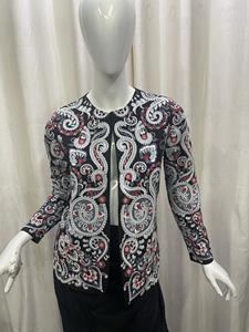 Veste en toile tissée matelassée noire à manches longues avec broderie florale et boutons pour femme, idéale pour l'automne et l'hiver - Product Image 3