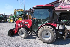 2019 Mahindra 2638 HST รถตักมือสองที่มีคุณสมบัติของโหลดเดอร์ด้านหน้ารวมถึงกระปุกเกียร์หลักส่วนประกอบปั๊มเครื่องยนต์รวมอยู่ด้วย