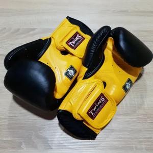 Guantes de Boxeo Twins BGVL Negros/Amarillos de Cuero Genuino para MMA, Muay Thai, Kick Boxing, Diseño Personalizado - Product Image 2