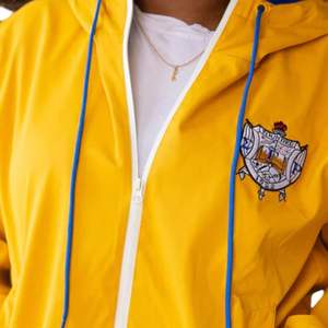 Chaqueta cortavientos con cremallera para exteriores resistente al agua con estampado SGRHO amarillo Ropa de moda para todo tipo de clima para miembros de la hermandad - Product Image 3