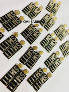 Pendientes hechos a mano personalizados con cuentas de semillas de fútbol de Gameday de plata, diseño único con colores de equipo para fanáticos de los deportes - Product Image 2