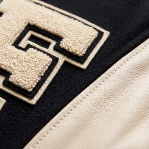 Blouson Bomber Court Personnalisé pour Femme avec Logo, Manches en Cuir et Laine Noires et Crème, Patch Aile Plumeuse en Chenille - Product Image 4