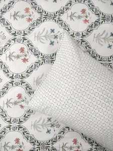 Khăn trải giường và gối có hoa văn đẹp, thiết lập tổng thể mang đến một phòng ngủ sạch sẽ và yên bình - Product Image 3