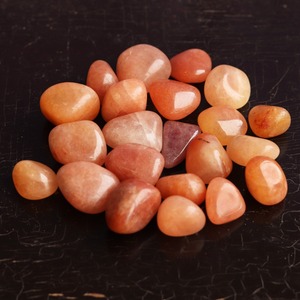 Pierres roulées d'aventurine rouge de haute qualité cristaux Feng Shui en vrac polis pour la guérison en gros - Product Image 1