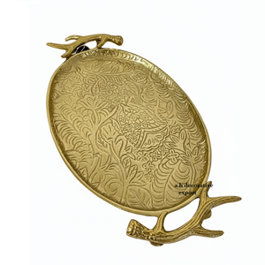 Plateau en métal doré à texture gaufrée artisanale, poignées en bois de cerf, écologique, passe au lave-vaisselle, vintage, décoratif, table basse - Product Image 1