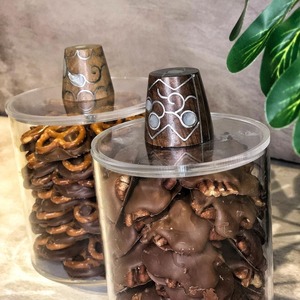 Caja de chocolate acrílica con incrustaciones de madreperla de lujo con marco de madera Caja de dulces decorativa para regalos de Eid y Ramadán - Product Image 1