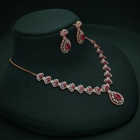 Parure de bijoux tendance pour femme : collier et boucles d'oreilles en or 14 carats plaqué or, rubis et diamants de laboratoire, idéale pour mariage, fiançailles ou soirée