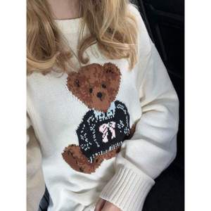 Pull à col rond pour femme, imprimé ours de dessin animé, fait main, grande taille, haut décontracté - Product Image 1