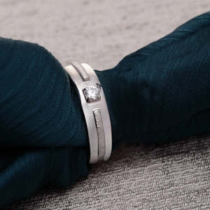 Anillos de Plata de Ley 925 de Primera Calidad para Hombre, Chapados en Rodio, con Patrón Geométrico e Incrustaciones de Diamantes con Corte Princesa - Product Image 2