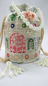 Sac à main Potli brodé élégant traditionnel avec accessoire à la mode de conception de poignée de perle pour l'accessoire décoratif de coût - Product Image 2