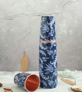 Ensemble de bouteilles en cuivre originales fabriquées à la main de haute qualité, ensemble cadeau en émail imprimé avec 2 verres - Product Image 5