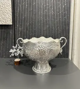 Moderno Recipiente Urli Plateado con Base, Centro de Mesa Floral Grabado, Alambre Metálico - Product Image 1