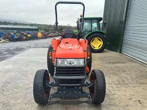 รถแทรกเตอร์คูโบต้า L3200 ขนาดกะทัดรัด ใหม่ / มือสอง - Product Image 2