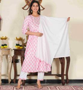 Ensemble Kurta en coton brodé de fleurs roses pour femmes avec col rond et manches 3/4, associé à un pantalon et un dupatta assortis - Product Image 4