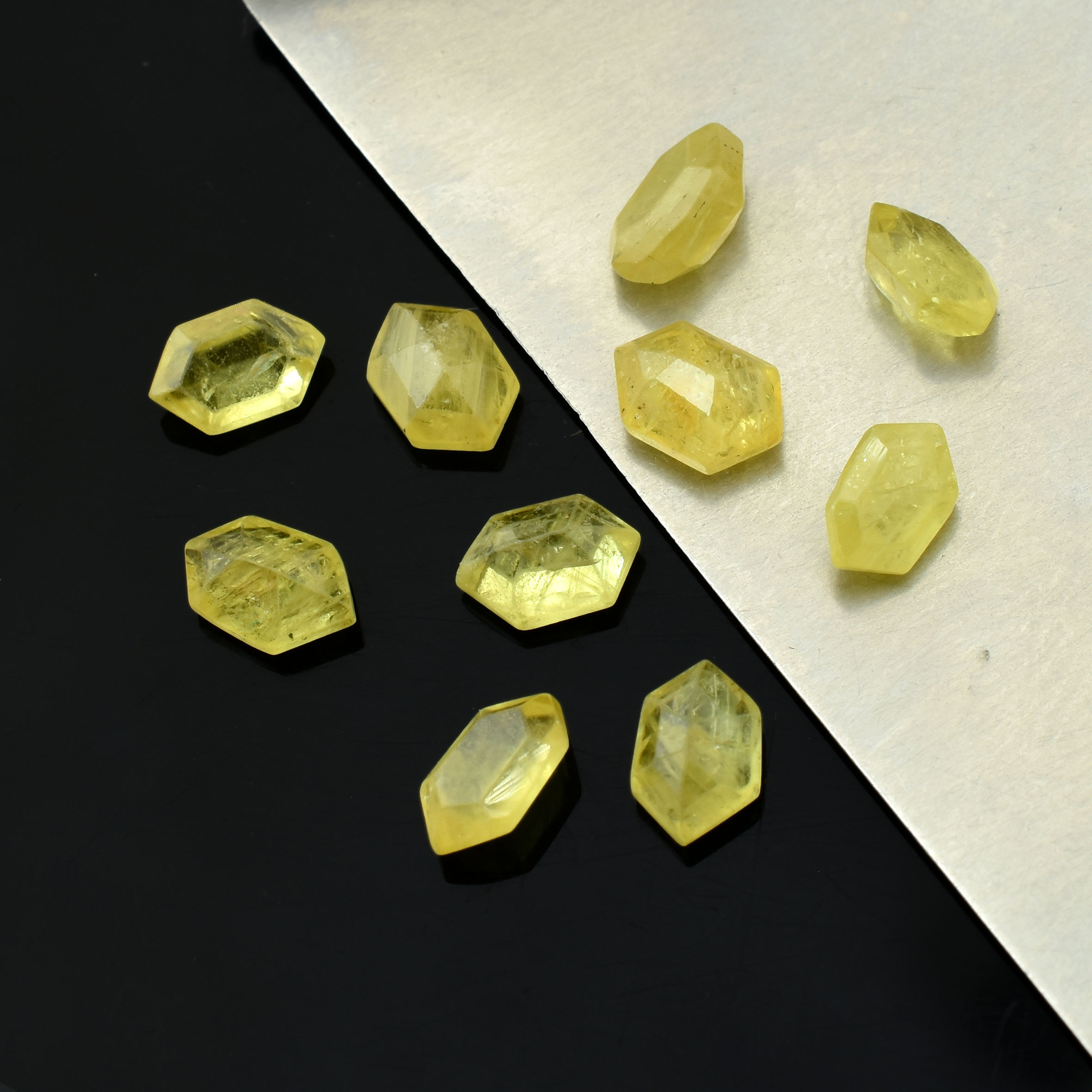 สีเหลือง